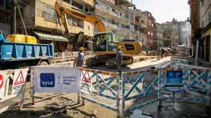 Continúan las obras de AySA para llevar agua potable y cloacas a 50 mil personas del barrio 1-11-14