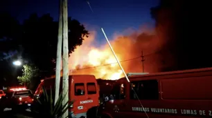 Incendio en fábrica de plásticos de Lomas de Zamora provocó derrumbe del techo y evacuación de toda la zona
