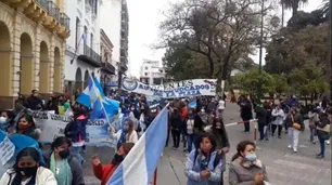 Salta: docentes rodearon la legislatura y los senadores tuvieron que recibirlos