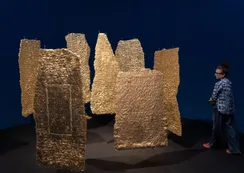 Olga de Amaral en el Malba: seis décadas de arte textil que desdibujan los límites del lenguaje contemporáneo