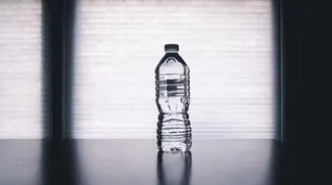 Investigación de la Universidad de Columbia: “Las botellas de agua contienen cientos de miles de microplásticos por litro”