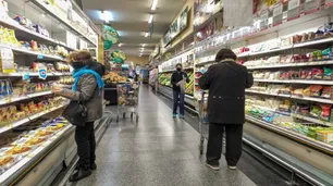 Menos ahorro y ocio, más segundas marcas: la nueva radiografía de la "clase media” autopercibida