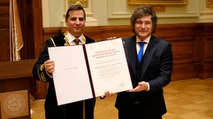 Con otro doctorado Honoris Causa y tras escala en Canarias, Javier Milei regresó al país