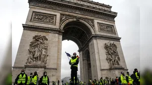 Los "chalecos amarillos" generan otro día de caos y violencia en París