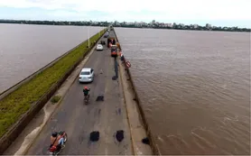 Reparan 800 metros de asfalto en el puente Agustín P. Justo para mejorar la conectividad entre Corrientes y Brasil