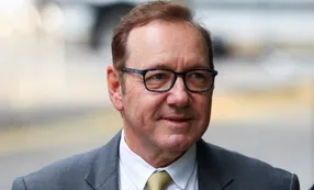 Juicio a Kevin Spacey: una víctima lo llamó "depredador sexual" y otra dijo que fue abusada "mientras dormía"