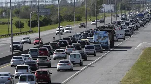 Fin de semana largo: colapsaron las rutas y un hombre se cansó del tráfico y salió a correr