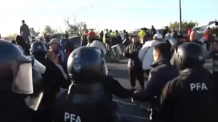 Piedras y balas de goma en Puente La Noria: continúa la protesta de los feriantes