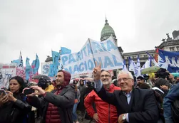 Tras la represión y el abrazo simbólico, los docentes vuelven al paro