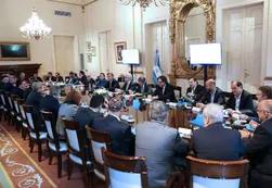 El peronismo recibió a Macri en el CCK sin Recalde pero con piquetes