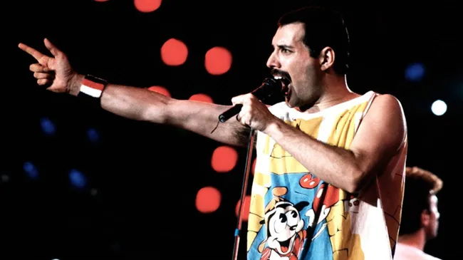 Se subastan decenas de objetos de Freddie Mercury: desde su piano hasta el manuscrito de “Bohemian Rhapsody”