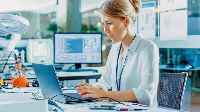 Qué hacen y cuánto pagan los 4 nuevos puestos en el sector IT con salida laboral "rápida"