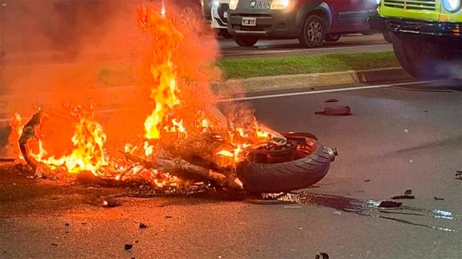 Terrible choque en Gonnet: murió un motociclista en el siempre temible Camino Centenario