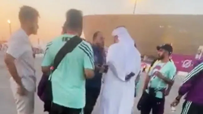 Qatar: atacaron a periodistas brasileños por llevar la bandera de Pernambuco pensando que era de la comunidad LGBT