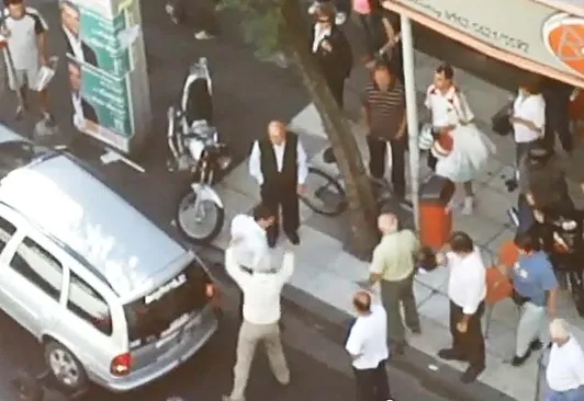Las grúas porteñas se llevan cada tres minutos un auto mal estacionado