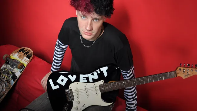 Peka Roux reafirmó su giro hacia el pop punk urbano con “Love”, su último single