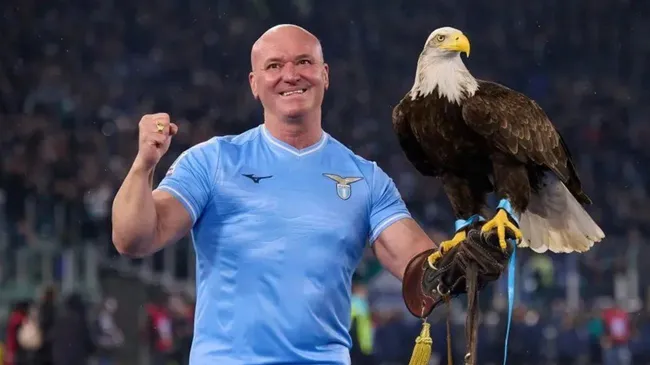 Se había atrincherado: la Lazio de Italia echó y desalojó al exentrenador de su mascota por un video explícito