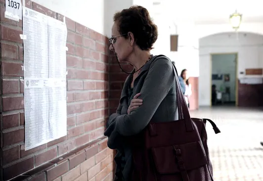 Gobernadora y antecesor, en una contienda polarizada
