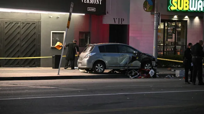 Un auto arrolló a decenas de personas frente a un club en East Hollywood y dejó varios heridos graves