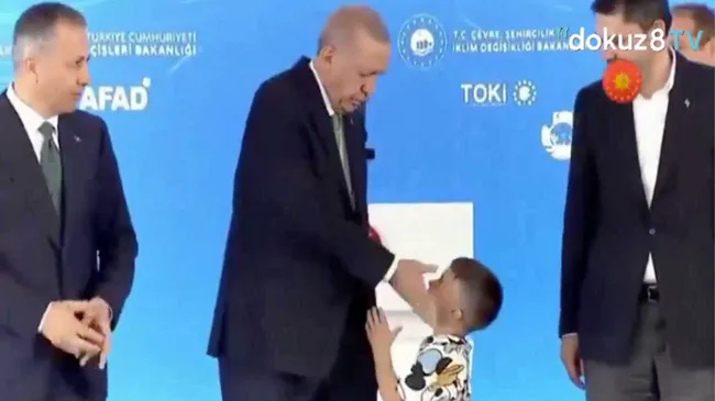 Video: el presidente de Turquía cacheteó a un niño que no lo saludó con un beso en la mano