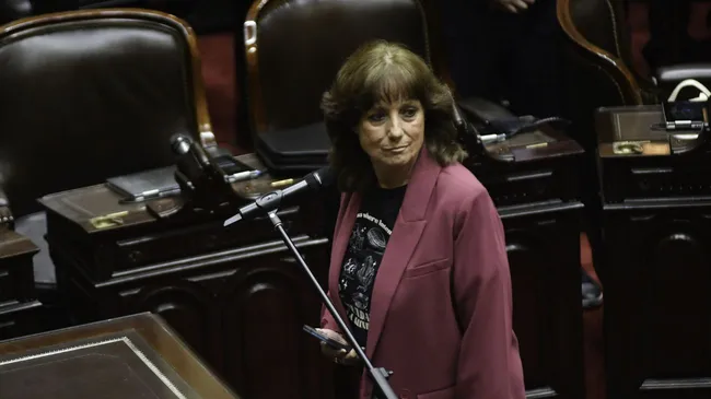 Vilma Ripoll juró como diputada "por la resistencia del pueblo palestino" y salieron a crucificarla