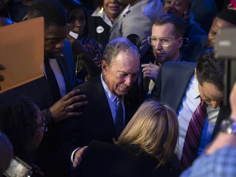 Michael Bloomberg terminó su campaña presidencial y respaldó a Joe Biden