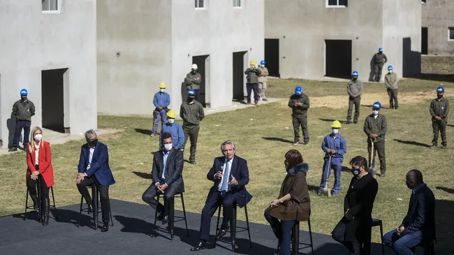Denuncian retrasos e irregularidades en las viviendas de Ensenada que presentó Alberto Fernández con CFK