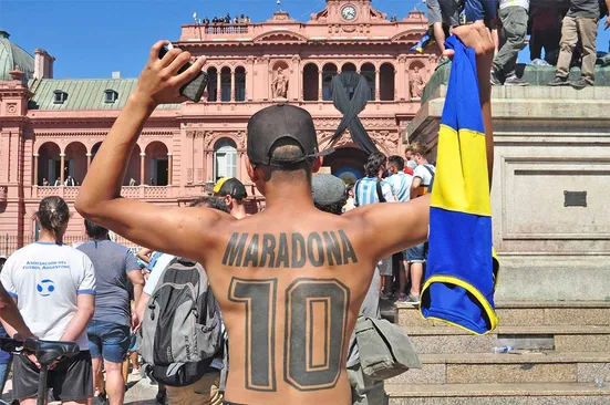 D10S después de Diego: del duelo a la "canonización" popular de Maradona