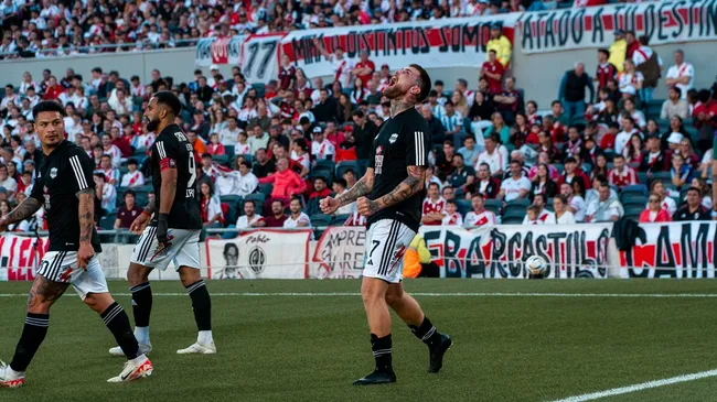 La historia de Deportivo Riestra, el equipo sensación del fútbol argentino, bajo la lupa de Cueste lo que cueste
