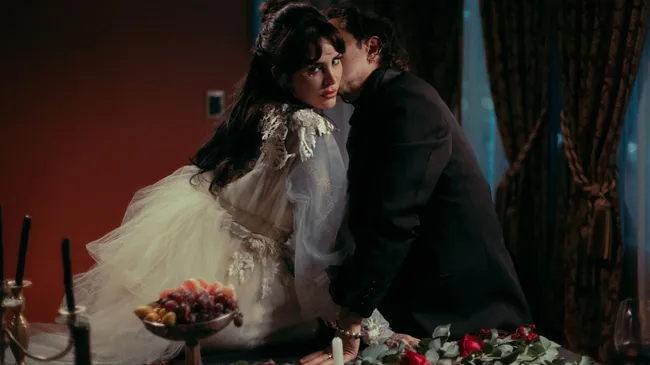 Coti y Cande Tinelli armaron una “boda de sangre” para presentar su tema de reconciliación: “Quiero Verte”