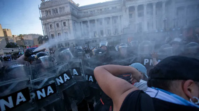 Human Rights Watch denunció represión en la marcha de jubilados y pidió revisar el protocolo antipiquetes