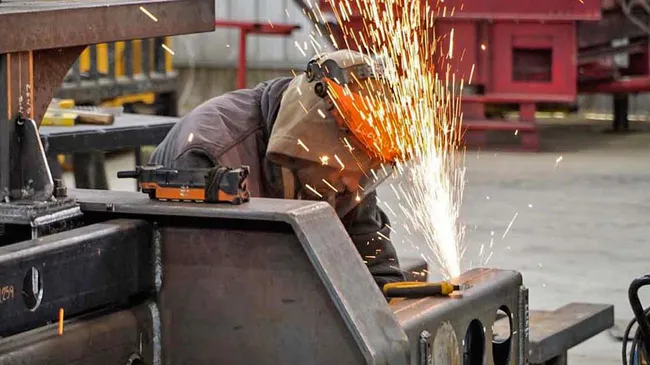 A un paso de la recesión: la industria creció en agosto, pero no logró revertir el desplome de julio