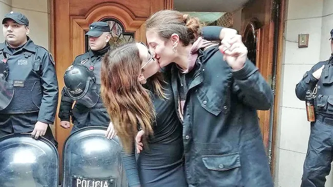 Condenan a la joven detenida tras besarse con su mujer en Constitución