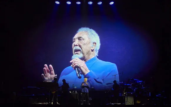 Tom Jones volvió a presentarse en la Argentina y demostró que está cada día mejor