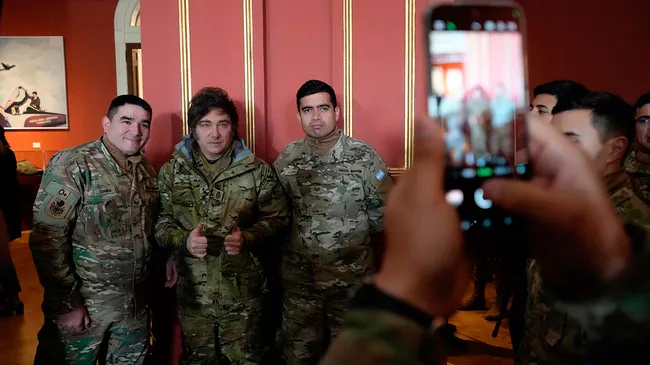 El presidente Milei, Lemoine y Petri almorzaron con los Granaderos de guardia en Casa Rosada