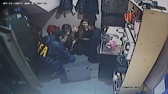 Se vistieron de policías, simularon un allanamiento y robaron una joyería: "Dame el oro porque te quemo"
