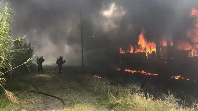 Incendio en Gerli: cinco vagones en desuso fueron prendidos fuego en un depósito de trenes