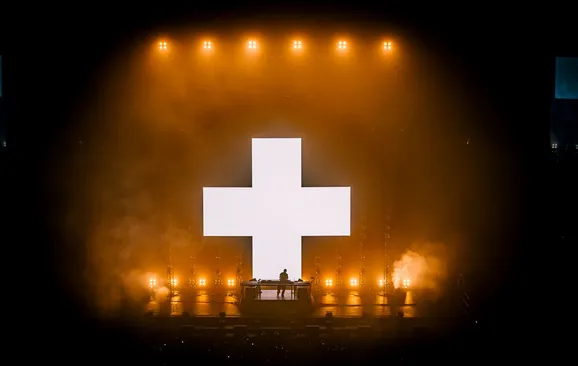Martin Garrix desató una tormenta de beats, fuego y euforia en el Movistar Arena