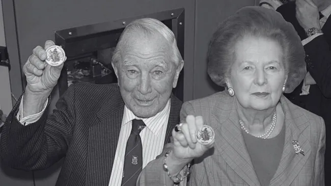 Sir Rex Hunt, el gobernador de Malvinas que fue exiliado por Galtieri en pijama, con una botella de ginebra y el retrato de la Reina
