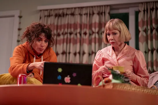 Matar a mamá: una manera muy moderna y divertida de presentar las relaciones entre las mujeres de la familia