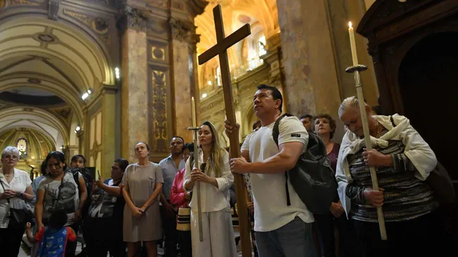 Retroceso mundial de la filiación religiosa: el cristianismo y el budismo registran las mayores pérdidas
