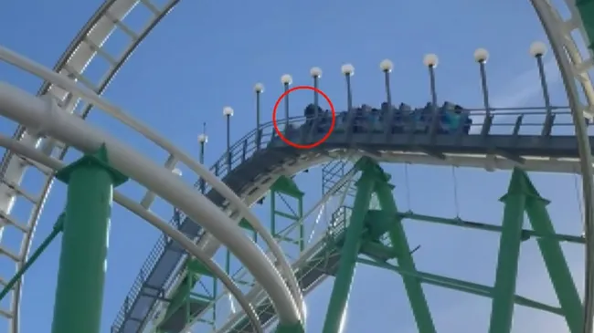 Terror: se rompió una montaña rusa y quedaron colgados por 20 minutos