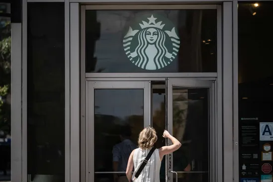 El plan de reestructuración de Starbucks no logra impulsar las ventas ni convencer al mercado