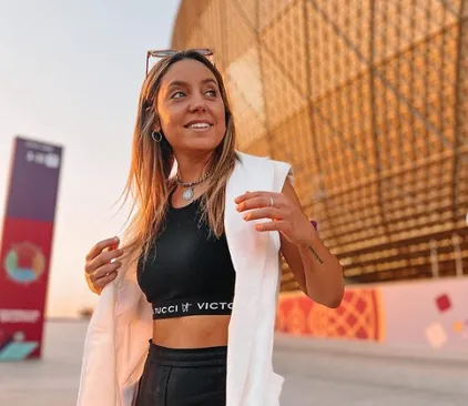 Qatar 2022: una periodista argentina recibió un carísimo regalo de un jeque en el medio de un móvil