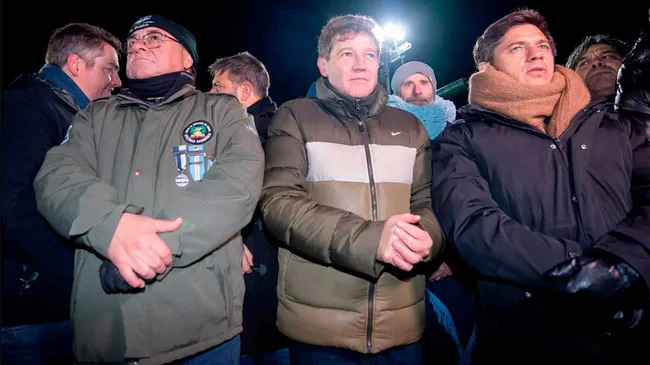 Gobernadores y referentes del peronismo viajaron a Tierra del Fuego, participaron de la vigilia por Malvinas y ensayan un frente anti Milei
