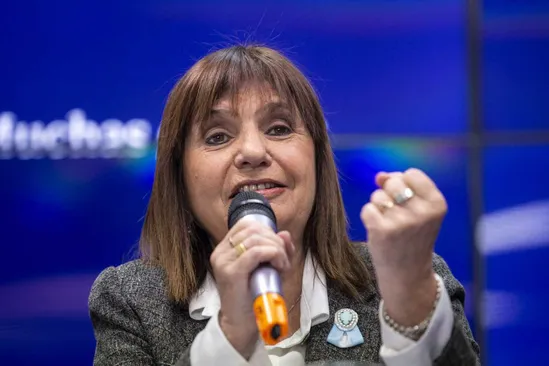 Tres motochorros le robaron 7 millones de pesos al primo de Patricia Bullrich mientras tomaba un café