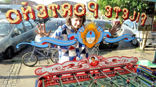 El maestro fileteador que restaura metegoles con un arte que no quiere quedar en el olvido