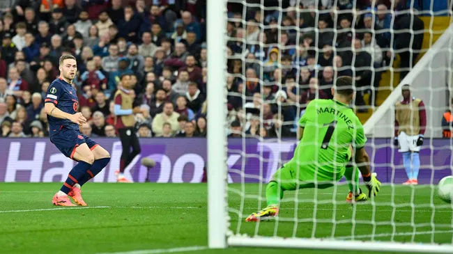 Martínez fue la figura del Aston Villa contra Lille y la hinchada francesa lo silbo todo el partido