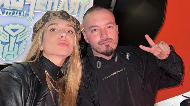 J Balvin y su mujer argentina Valentina Ferrer, invitados VIPs al desfile de Givenchy en París