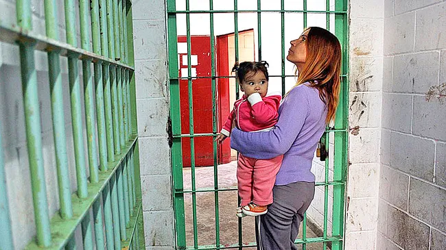 La discriminación está a ambos lados de las rejas